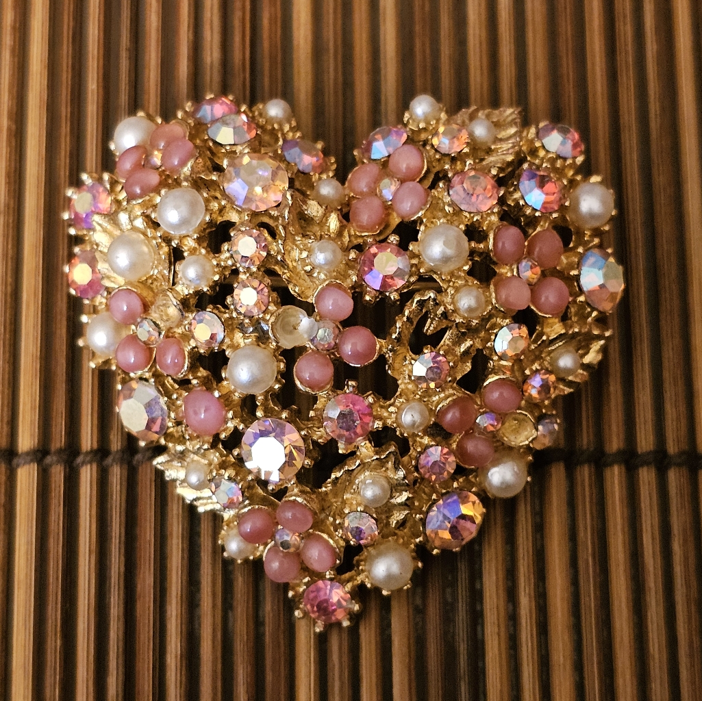Art Rhinestone Heart Gold Tone Brooch Vintage 20$